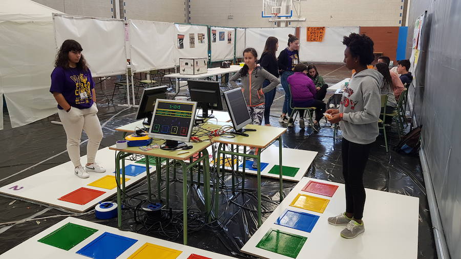 Un centenar de experimentos se pueden ver en la sexta Feria de la Ciencia que cada año organiza el Instituto naviego Galileo Galilei, y en la que han querido impulsar el papel de la mujer en la ciencia.