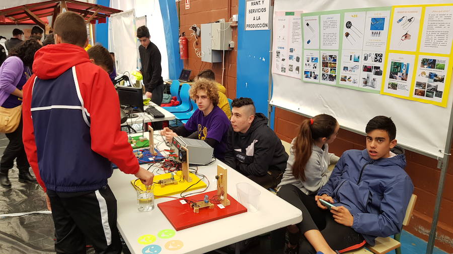 Un centenar de experimentos se pueden ver en la sexta Feria de la Ciencia que cada año organiza el Instituto naviego Galileo Galilei, y en la que han querido impulsar el papel de la mujer en la ciencia.