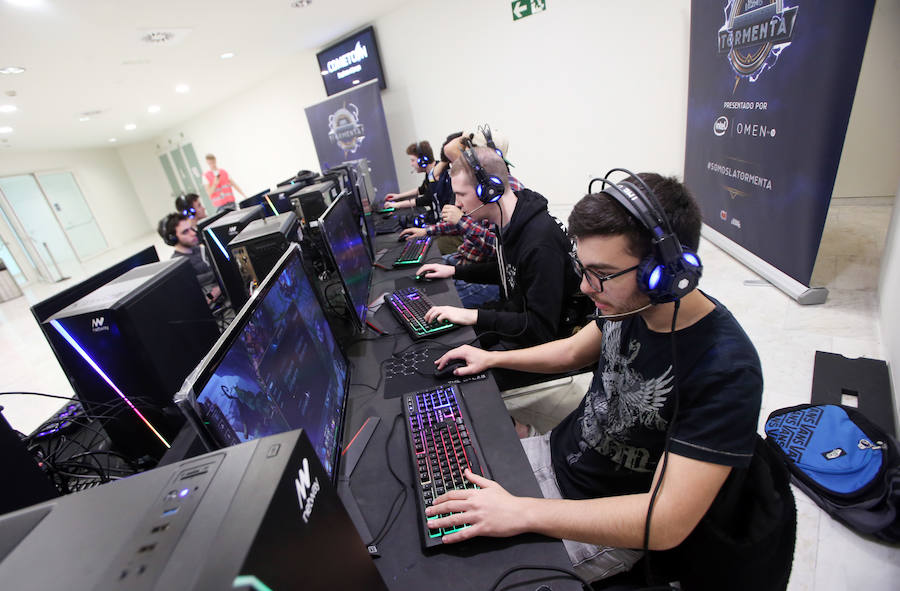 La Convención Juvenil de Cultura y Ocio Alternativo de Asturias congregará en el Calatrava de Oviedo a miles de personas hasta el próximo domingo.