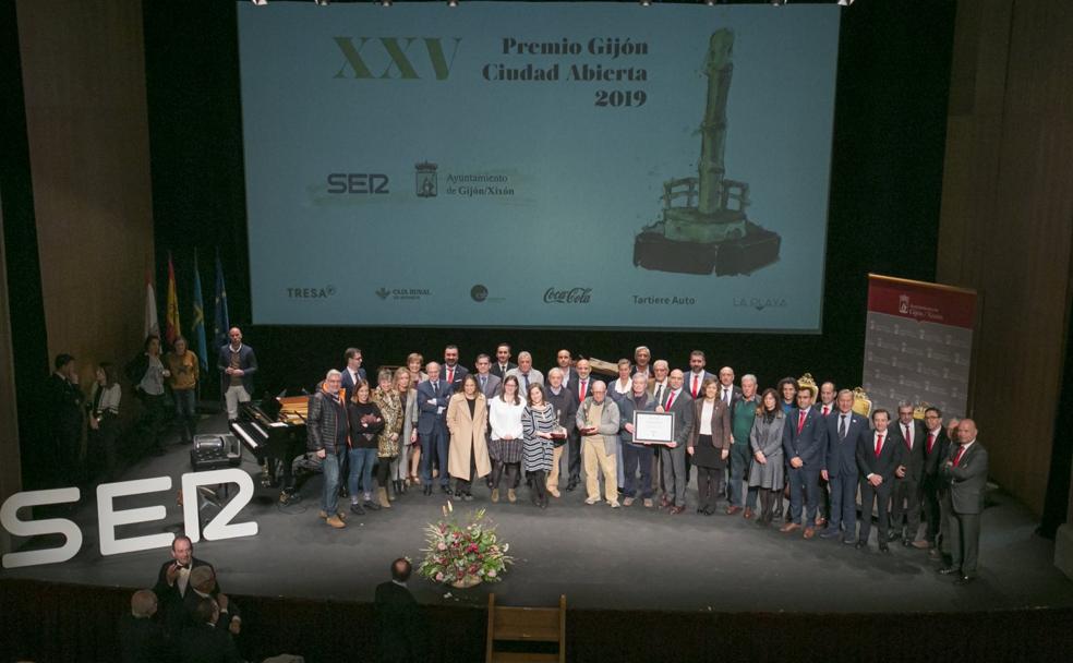 Los galardonados de EL COMERCIO y del Real Grupo de Cultura Covadonga, tras la entrega de los XXV Premios Gijón Ciudad Abierta en el teatro Jovellanos.