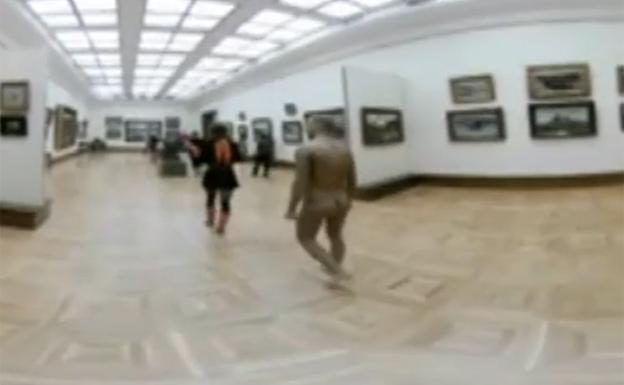 Un artista se pasea desnudo por un museo de Rusia