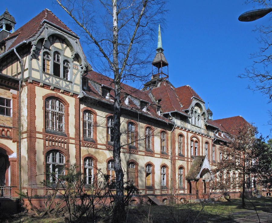 Hospital Militar de Beelitz-Heilstätten del ejército rojo (Alemania) | Muchos lo llaman el 'hospital de Hitler'. Fue creado en 1898 como sanatorio para tuberculosos y llegó a ser de los complejos hospitalarios más grandes de Europa, con más de sesenta bloques.