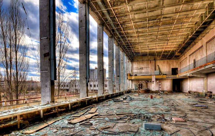 Ciudad abandonada de Pripyat (Ucrania) | Contaba con una población de casi 50.000 habitantes, que tuvieron que abandonar abruptamente su hogar después del desastre nuclear de Chernobyl, dejando tras de sí un rastro de desolación propio de un lugar dramáticamente congelado en el tiempo.