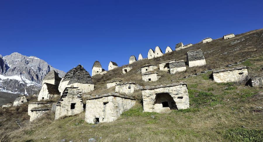 Ciudad de los Muertos (Rusia) | Lo que parece un bonito y apacible pueblo perdido en la montaña con apenas cien casas es en realidad un cementerio. 