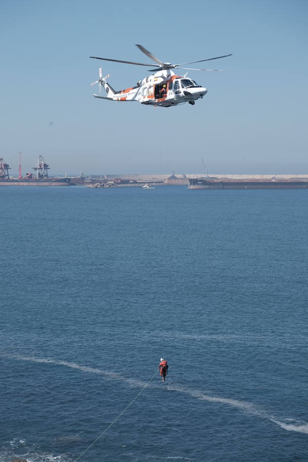 El helicóptero Helimer se ocupó de rescatar a la víctima, que ha sido trasladada al hospital de Cabueñes. Todo apunta a que se tiró de forma voluntaria.