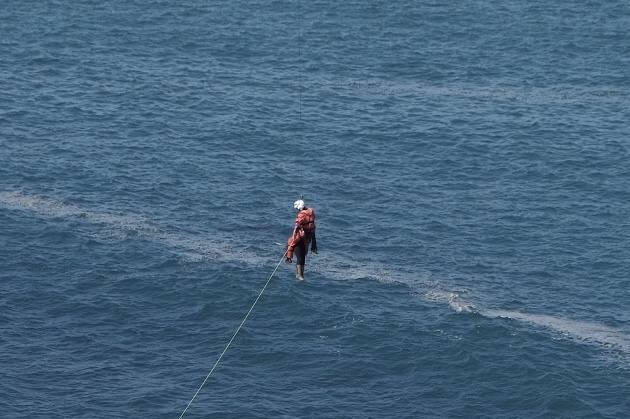 El helicóptero Helimer se ocupó de rescatar a la víctima, que ha sido trasladada al hospital de Cabueñes. Todo apunta a que se tiró de forma voluntaria.