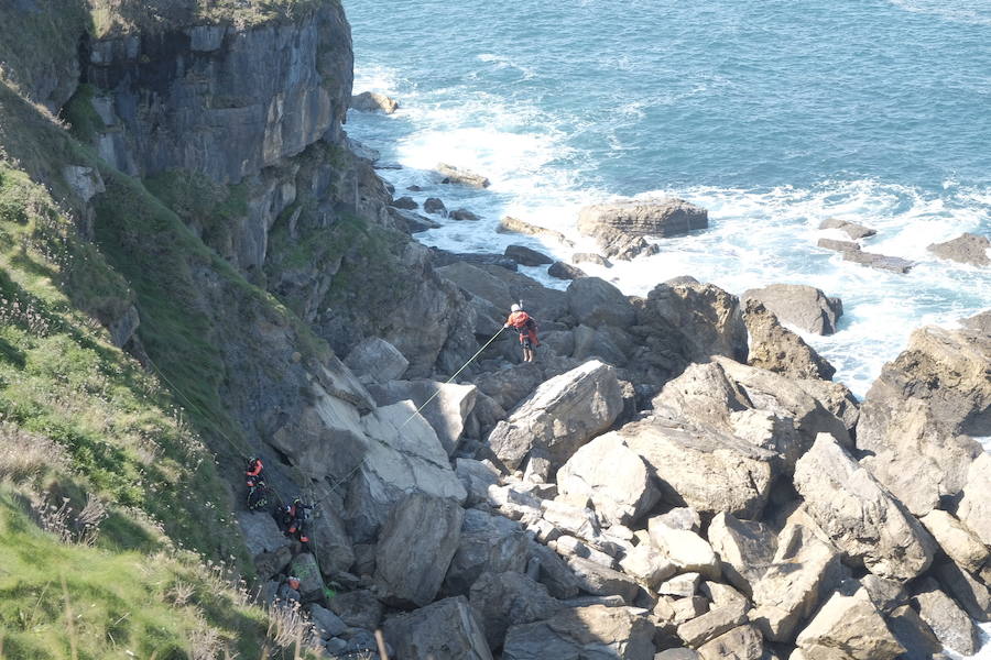 El helicóptero Helimer se ocupó de rescatar a la víctima, que ha sido trasladada al hospital de Cabueñes. Todo apunta a que se tiró de forma voluntaria.