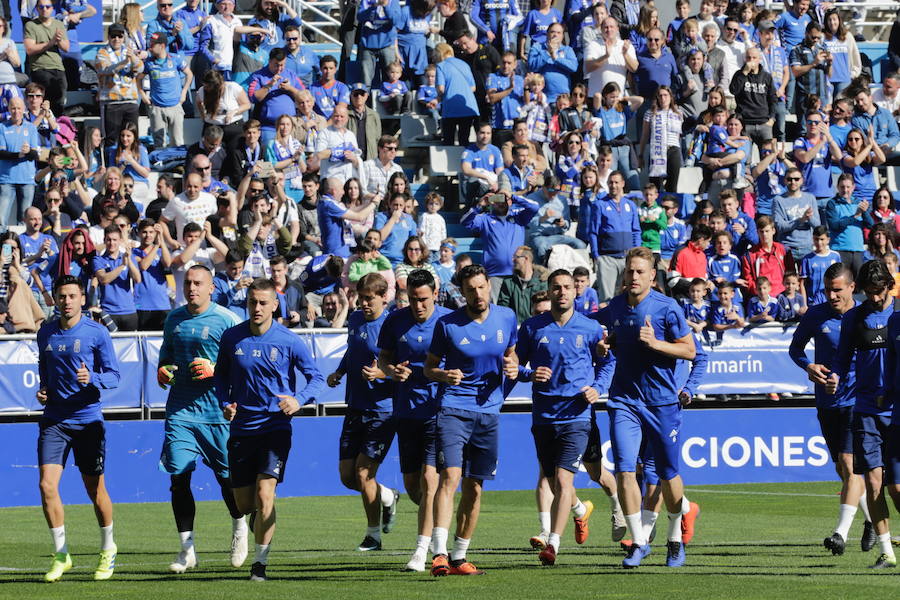 Dos millares de aficionados apoyan al Oviedo en el último entrenamiento antes del derbi