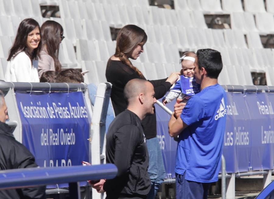 Dos millares de aficionados apoyan al Oviedo en el último entrenamiento antes del derbi