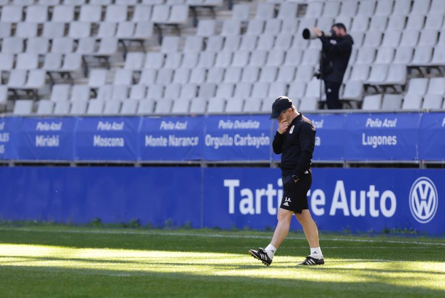 Dos millares de aficionados apoyan al Oviedo en el último entrenamiento antes del derbi