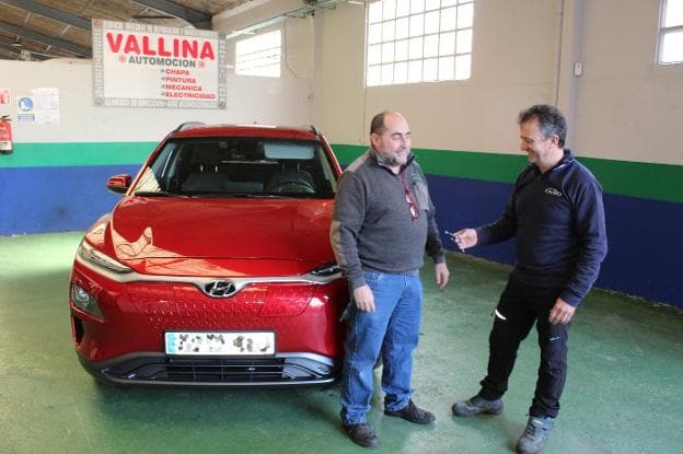 José Resano recibe las llaves de Fernando Vallina. :: A. G.-O.