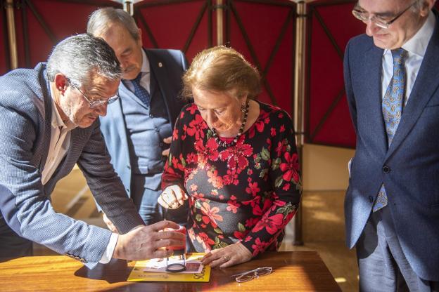 La sobrina nieta de Severo Ochoa se dispone a poner el matasellos conmemorativo. Con ella, Fermín Álvarez, director de la oficina central de Correos, el alcalde de Oviedo y Juan Méjica. 