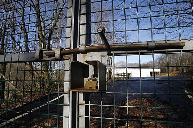 La entrada de las instalaciones, ubicadas junto al pueblo coyano de Ladines. 