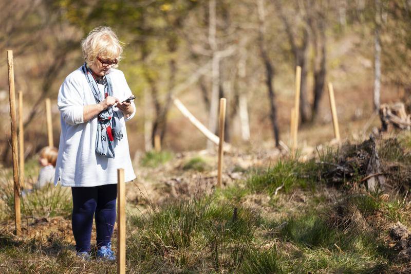 Multitud de niños y padres plantaron árboles en el bosque La Viesca la Olla durante una divertida mañana en conexión con la naturaleza.