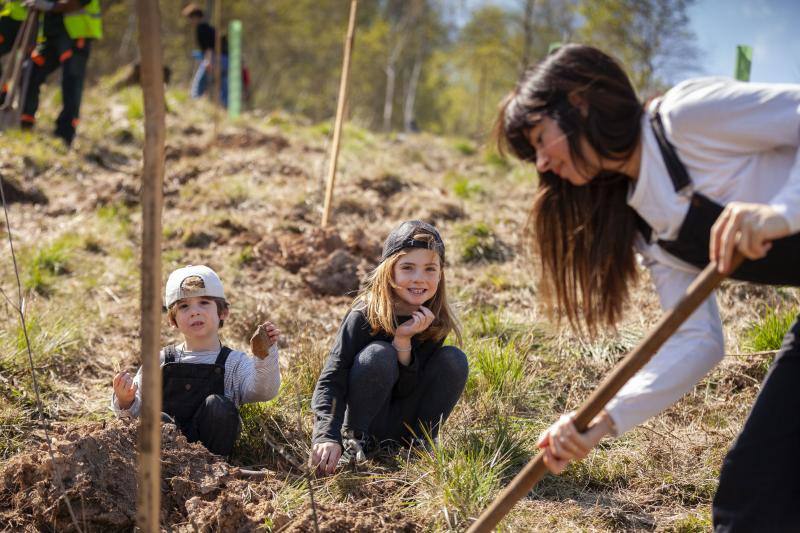 Multitud de niños y padres plantaron árboles en el bosque La Viesca la Olla durante una divertida mañana en conexión con la naturaleza.