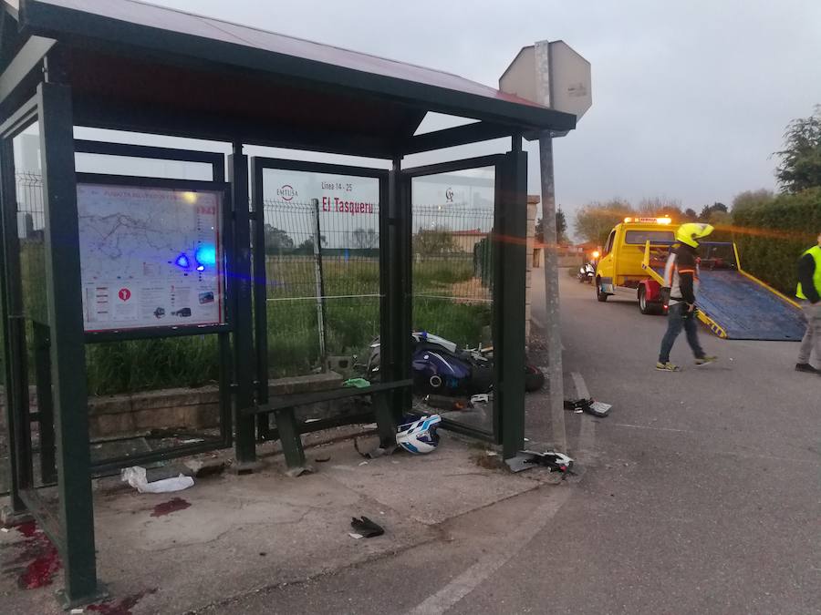 La víctima, de 43 años de edad, perdió el control de la moto antes de tomar una curva y se empotró contra una marquesina.