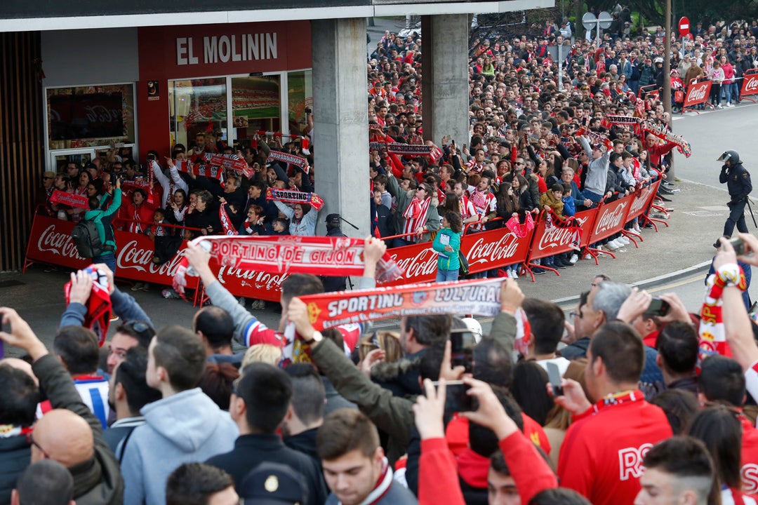 Los sportinguistas, animados antes del partido más esperado.