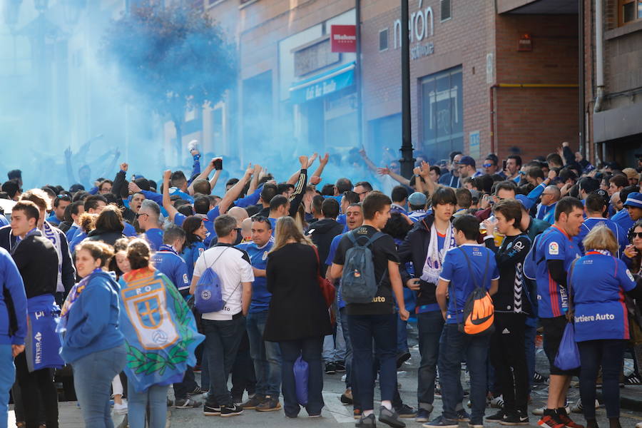 Los oviedistas animan la previa del derbi asturiano antes de subir a los autobuses que les llevarán a Gijón.