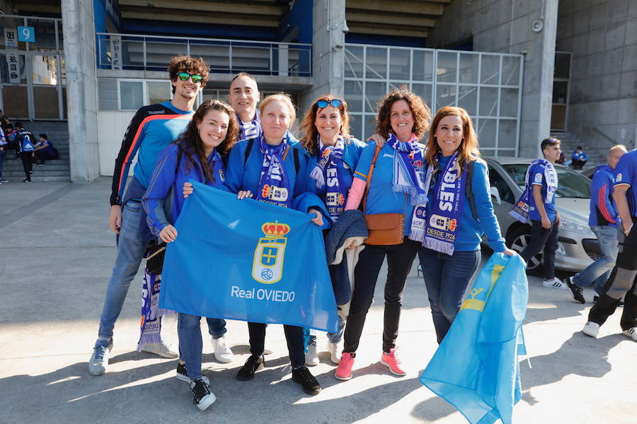 Los oviedistas animan la previa del derbi asturiano antes de subir a los autobuses que les llevarán a Gijón.