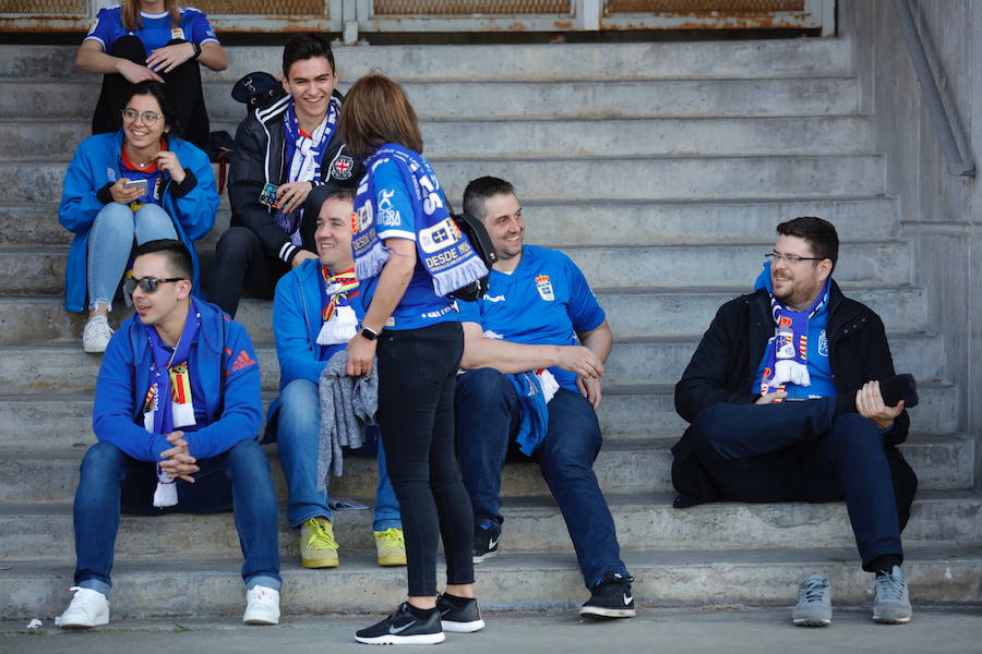 Los oviedistas animan la previa del derbi asturiano antes de subir a los autobuses que les llevarán a Gijón.