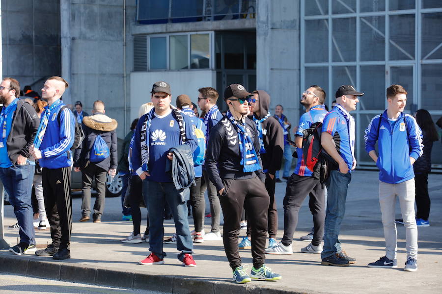 Los oviedistas animan la previa del derbi asturiano antes de subir a los autobuses que les llevarán a Gijón.