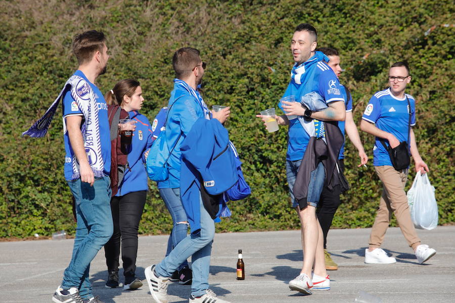 Los oviedistas animan la previa del derbi asturiano antes de subir a los autobuses que les llevarán a Gijón.