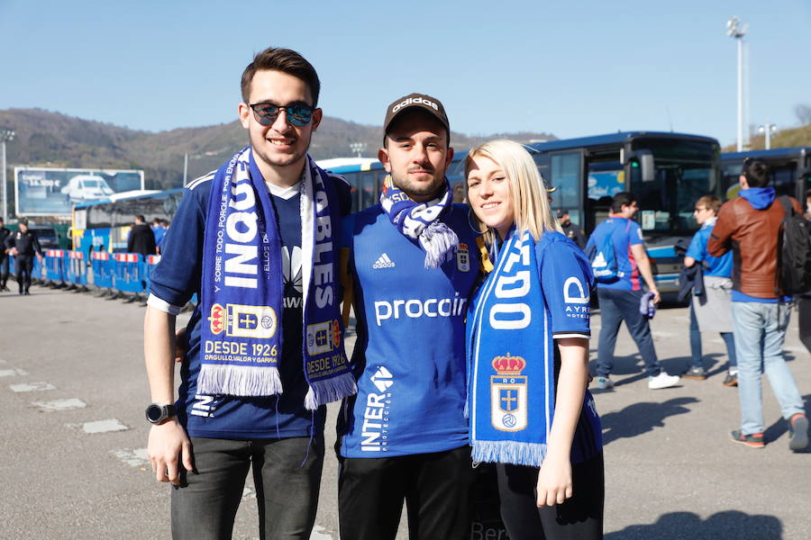 Los oviedistas animan la previa del derbi asturiano antes de subir a los autobuses que les llevarán a Gijón.