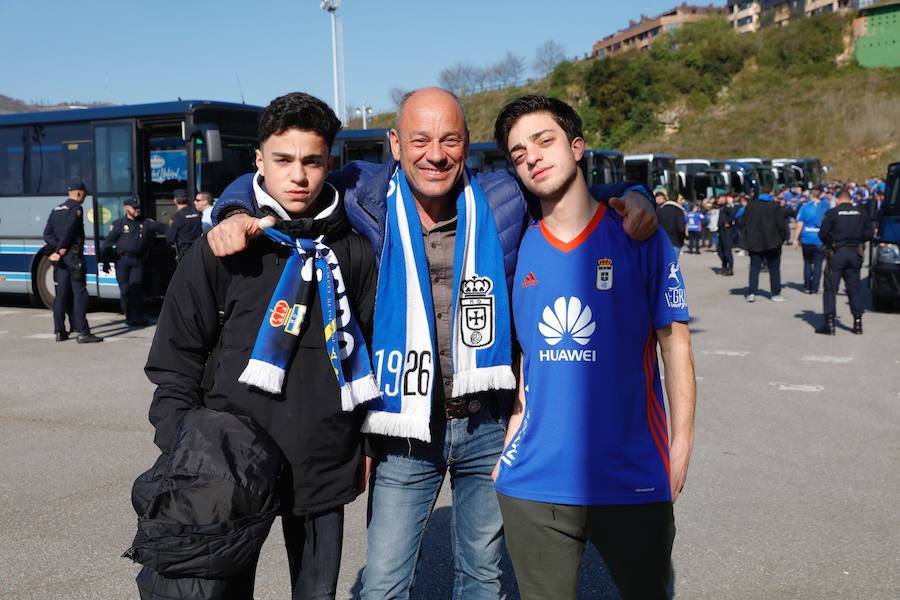 Los oviedistas animan la previa del derbi asturiano antes de subir a los autobuses que les llevarán a Gijón.