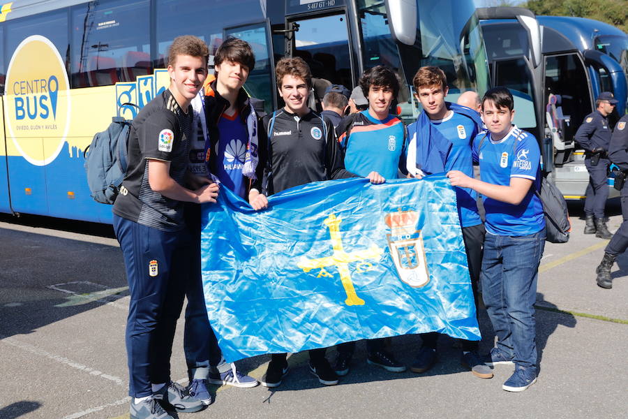 Los oviedistas animan la previa del derbi asturiano antes de subir a los autobuses que les llevarán a Gijón.