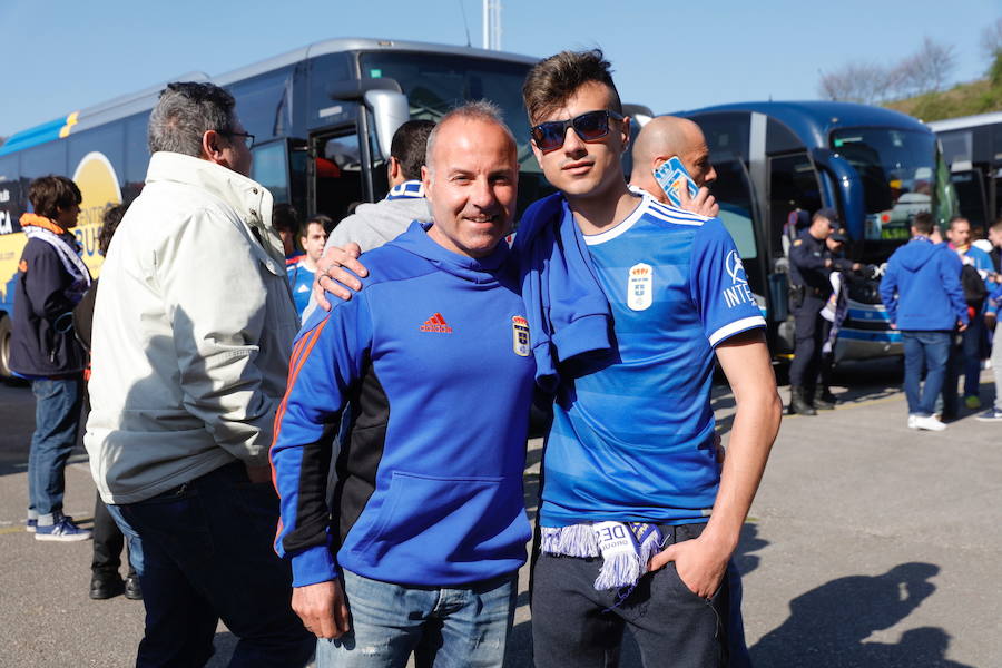 Los oviedistas animan la previa del derbi asturiano antes de subir a los autobuses que les llevarán a Gijón.