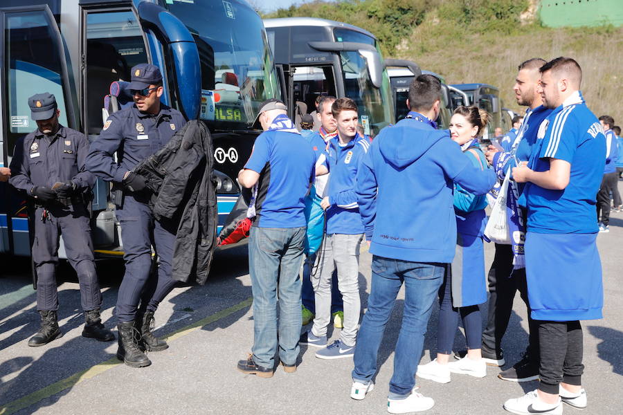 Los oviedistas animan la previa del derbi asturiano antes de subir a los autobuses que les llevarán a Gijón.