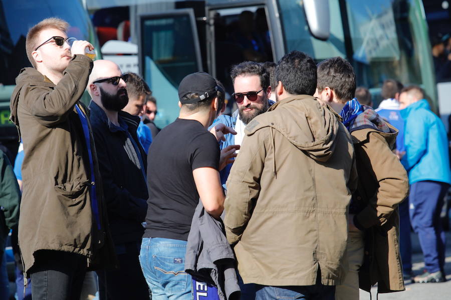 Los oviedistas animan la previa del derbi asturiano antes de subir a los autobuses que les llevarán a Gijón.