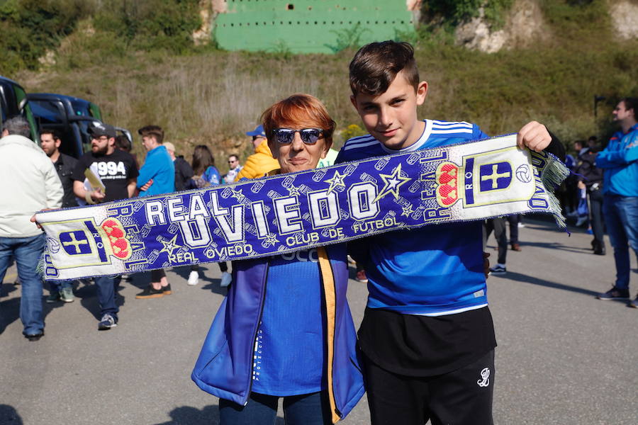 Los oviedistas animan la previa del derbi asturiano antes de subir a los autobuses que les llevarán a Gijón.