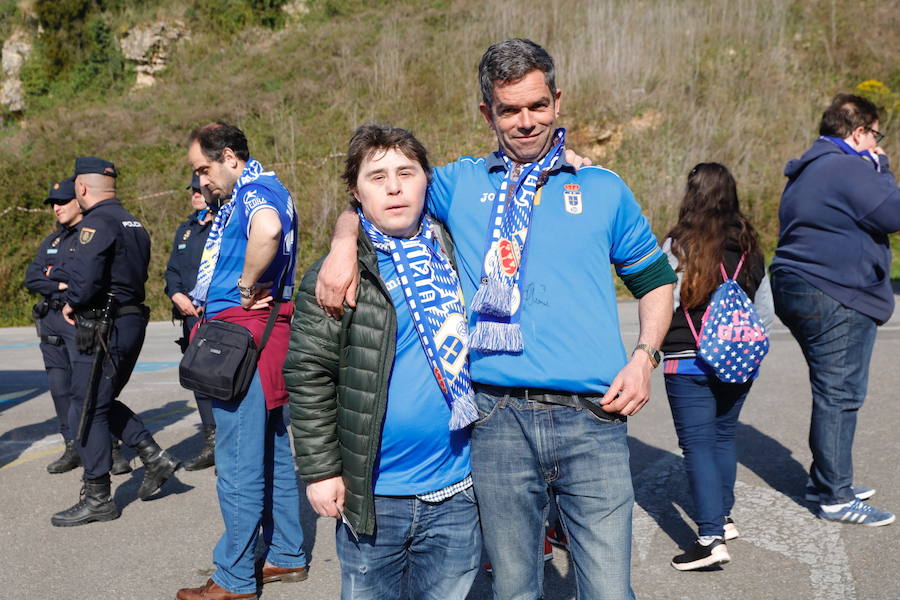 Los oviedistas animan la previa del derbi asturiano antes de subir a los autobuses que les llevarán a Gijón.