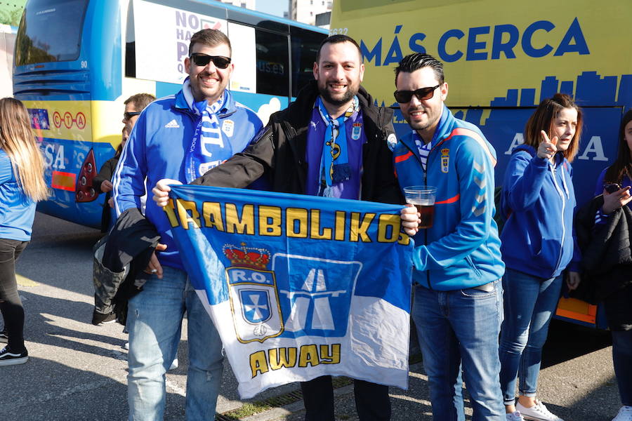 Los oviedistas animan la previa del derbi asturiano antes de subir a los autobuses que les llevarán a Gijón.