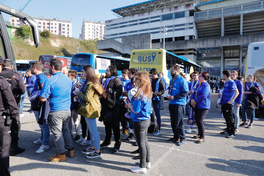 Los oviedistas animan la previa del derbi asturiano antes de subir a los autobuses que les llevarán a Gijón.