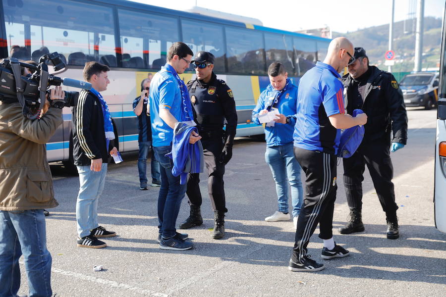 Los oviedistas animan la previa del derbi asturiano antes de subir a los autobuses que les llevarán a Gijón.