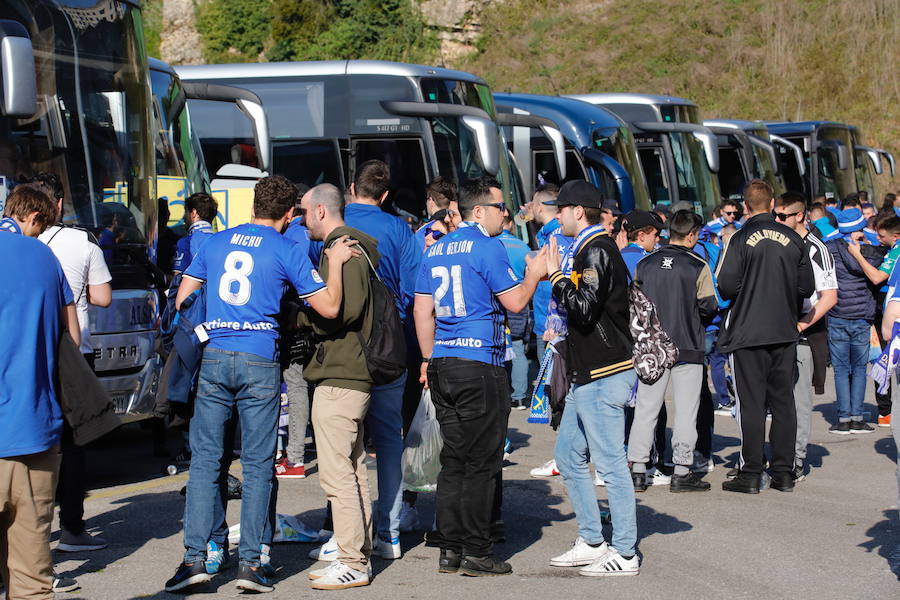 Los oviedistas animan la previa del derbi asturiano antes de subir a los autobuses que les llevarán a Gijón.