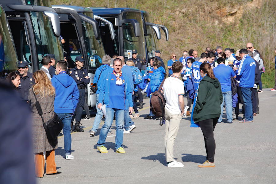 Los oviedistas animan la previa del derbi asturiano antes de subir a los autobuses que les llevarán a Gijón.