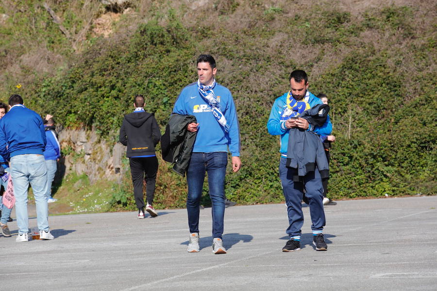 Los oviedistas animan la previa del derbi asturiano antes de subir a los autobuses que les llevarán a Gijón.