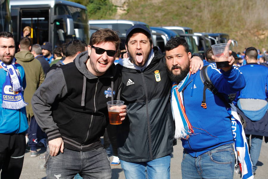 Los oviedistas animan la previa del derbi asturiano antes de subir a los autobuses que les llevarán a Gijón.