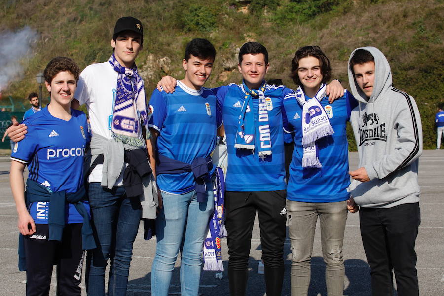 Los oviedistas animan la previa del derbi asturiano antes de subir a los autobuses que les llevarán a Gijón.