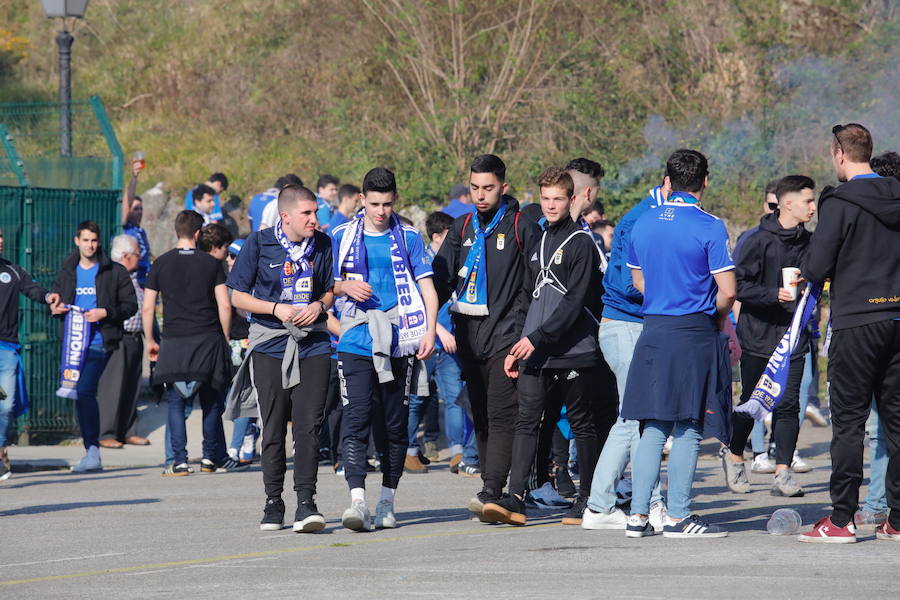 Los oviedistas animan la previa del derbi asturiano antes de subir a los autobuses que les llevarán a Gijón.