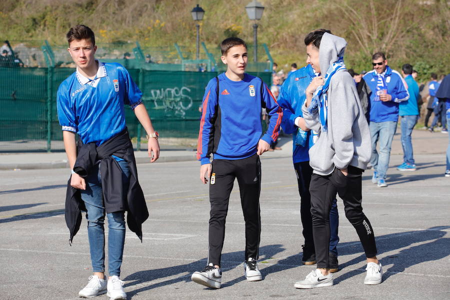 Los oviedistas animan la previa del derbi asturiano antes de subir a los autobuses que les llevarán a Gijón.