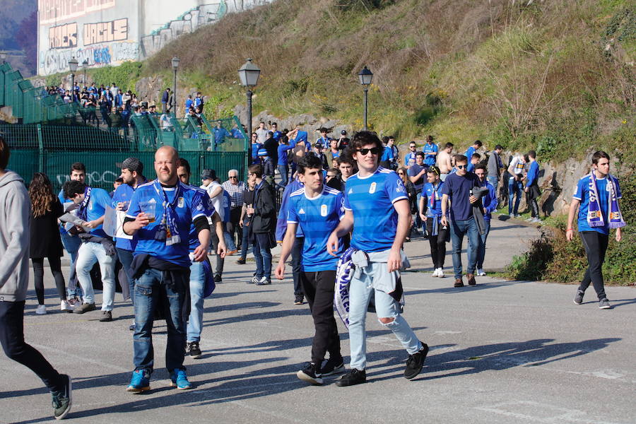 Los oviedistas animan la previa del derbi asturiano antes de subir a los autobuses que les llevarán a Gijón.