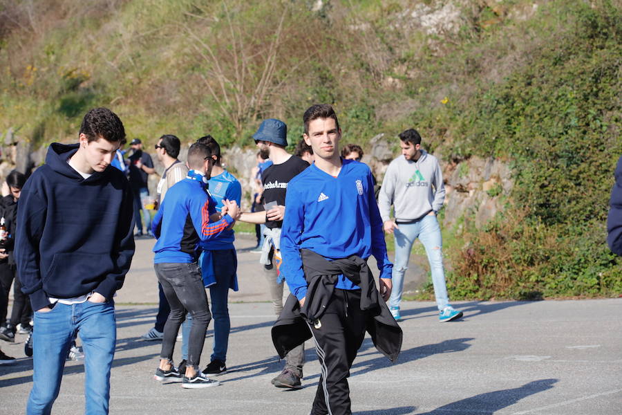 Los oviedistas animan la previa del derbi asturiano antes de subir a los autobuses que les llevarán a Gijón.