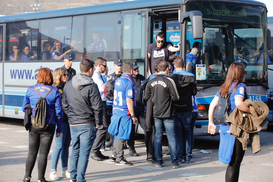 Los oviedistas animan la previa del derbi asturiano antes de subir a los autobuses que les llevarán a Gijón.