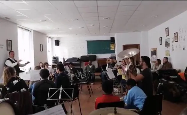 La Banda de Música de Mieres, ayer, durante un ensayo dirigido por José Juan García. 