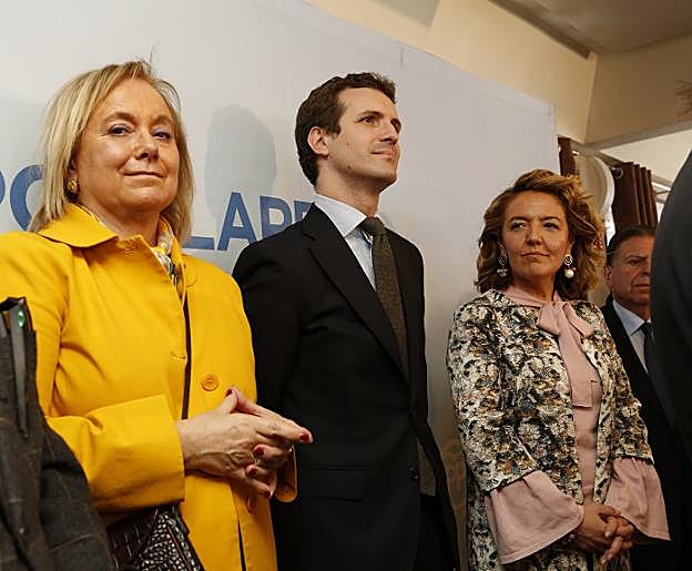 Pablo Casado, entre Mercedes Fernández y Teresa Mallada, en Gijón. 