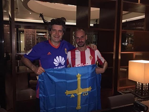 Emilio José García y Víctor Menéndez, seguirán el derbi desde Indonesia. 